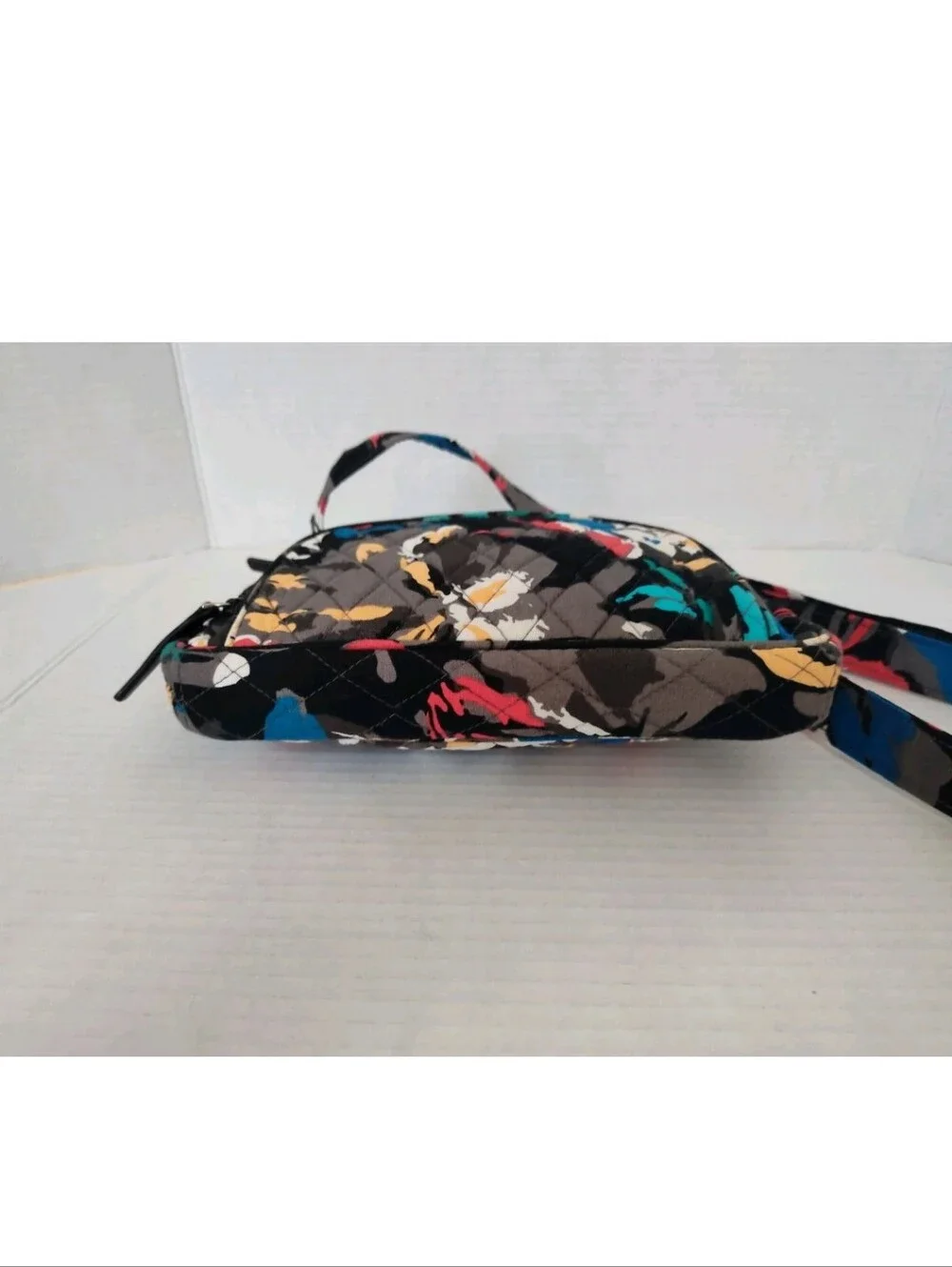 Vera Bradley Crossbody Bag Splash Floral Pattern Zipper Closure & Zip Pocket